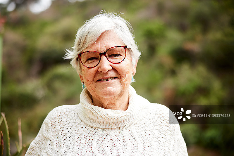 花园中的老年妇女肖像图片素材