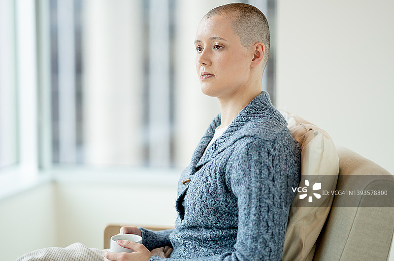 患癌症的女人肖像图片素材