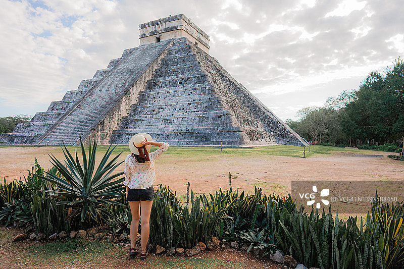 女子站在墨西哥奇琴伊察金字塔背景下的背影图片素材