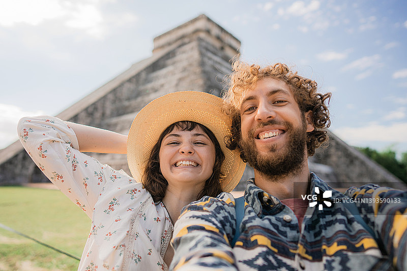 情侣在墨西哥奇琴伊察金字塔前自拍图片素材
