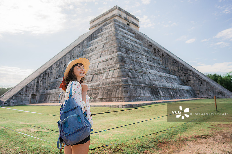女子站在墨西哥奇琴伊察金字塔背景下的背影图片素材