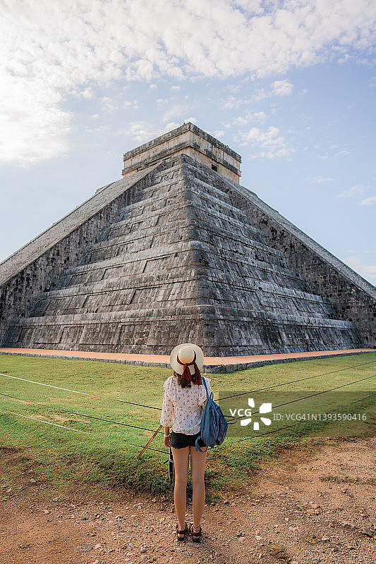 女子站在墨西哥奇琴伊察金字塔背景下的背影图片素材