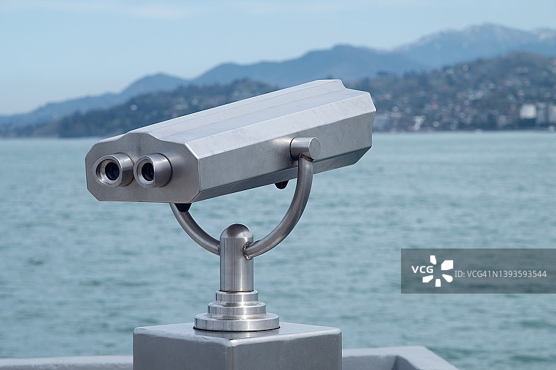 用于观看城市全景和景点的双筒望远镜。游客观景台。旅游概念图片素材