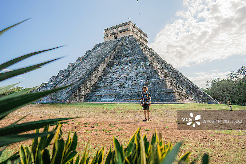 男人在墨西哥奇琴伊察金字塔背景下图片素材