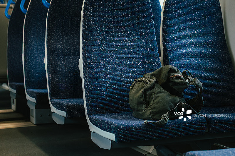 遗留在火车座位上的包图片素材