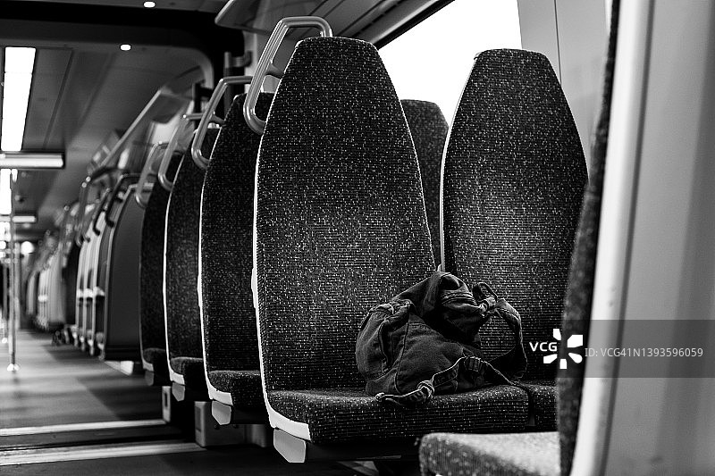 遗留在火车座位上的包图片素材