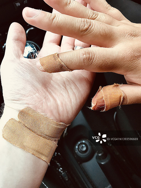 手指被碎玻璃划伤／意外事故图片素材