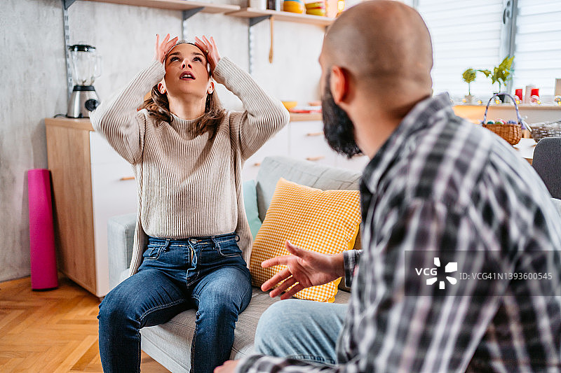 年轻夫妇在家争吵图片素材