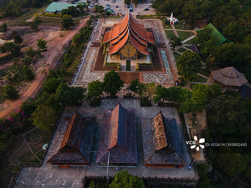 在乌汶叻差他尼府黄昏时拍摄的西琳通瓦拉兰寺罕见景观图片素材