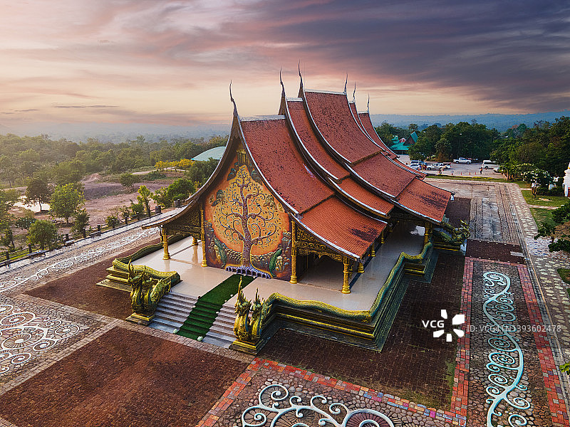 在乌汶叻差他尼府黄昏时拍摄的西琳通瓦拉兰寺罕见景观图片素材