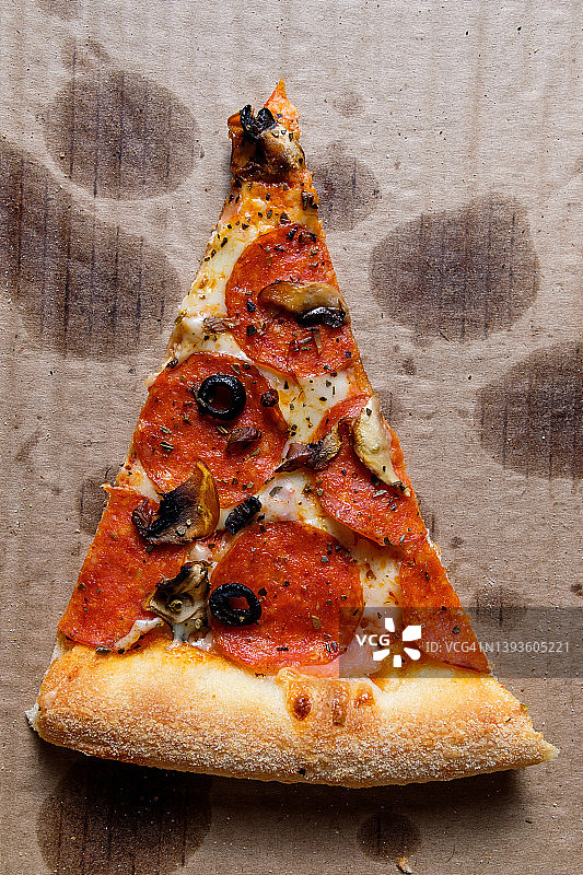 美味的意大利披萨：外卖披萨盒装，白色背景。番茄、意大利辣香肠、培根和奶酪披萨切片，不健康的生活方式快餐理念。图片素材