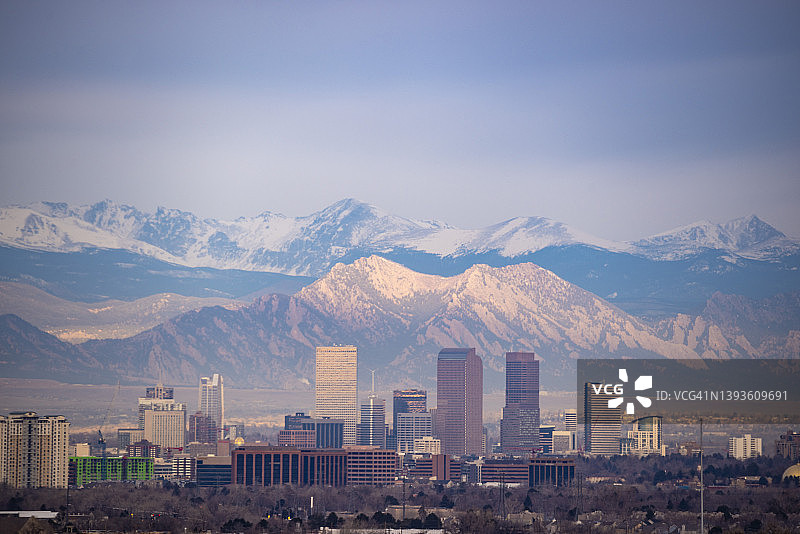丹佛、熨斗大厦和落基山脉图片素材