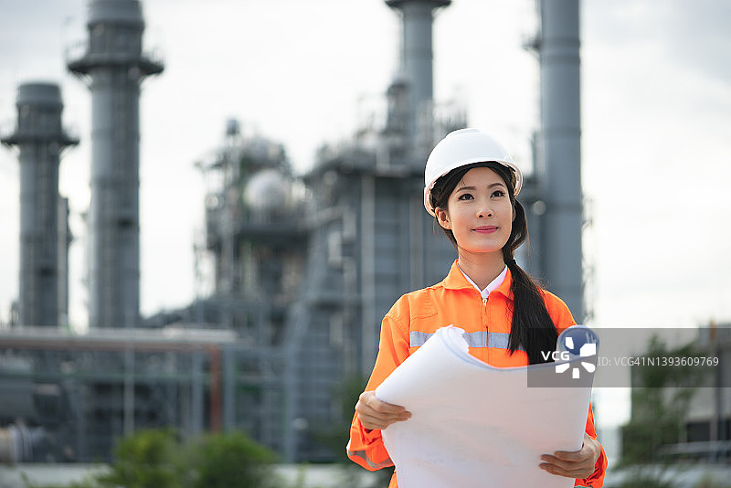 亚洲女工程师在发电厂工作图片素材
