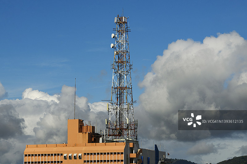 城市建筑上的5G蜂窝通信塔图片素材