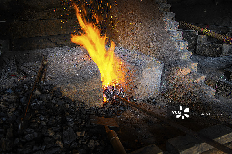 铁匠锻造斧头图片素材