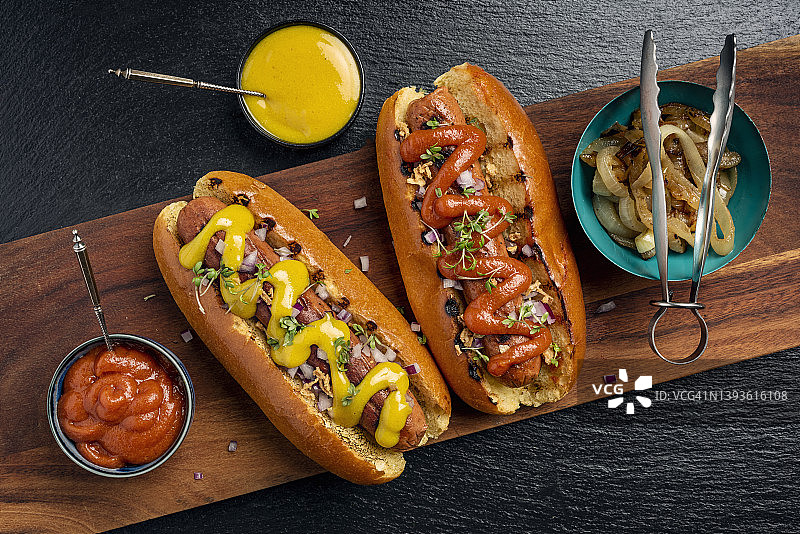 搭配泡菜和洋葱的素食热狗图片素材