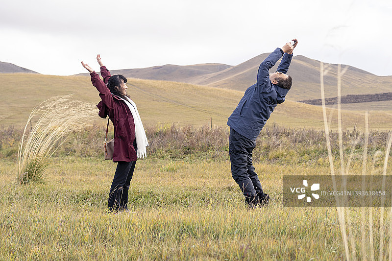 在秋季山中运动的亚洲老年夫妇图片素材
