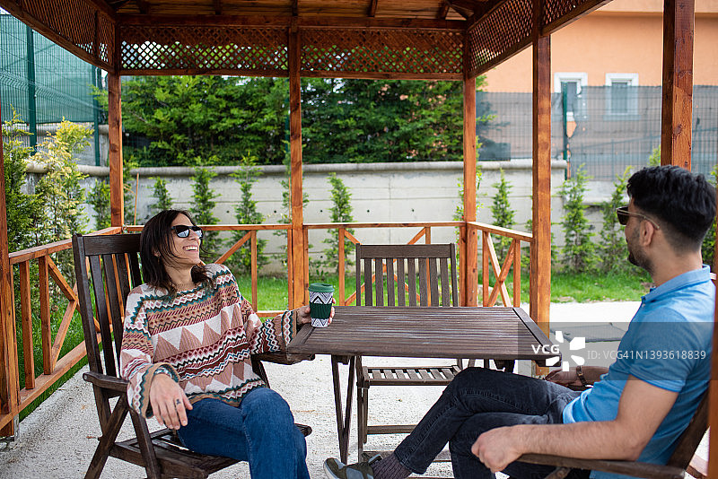 情侣坐在露台上聊天图片素材