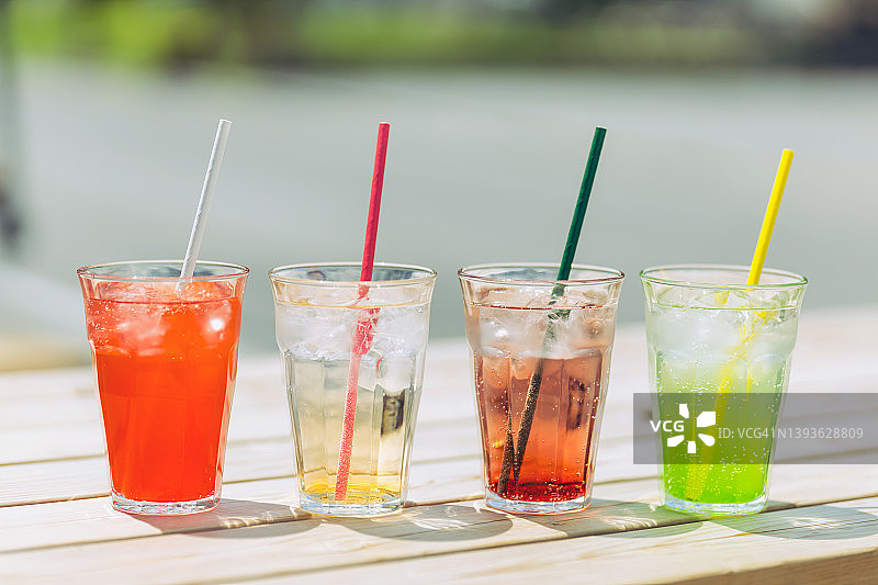 阳光明媚的彩色冰饮图片素材