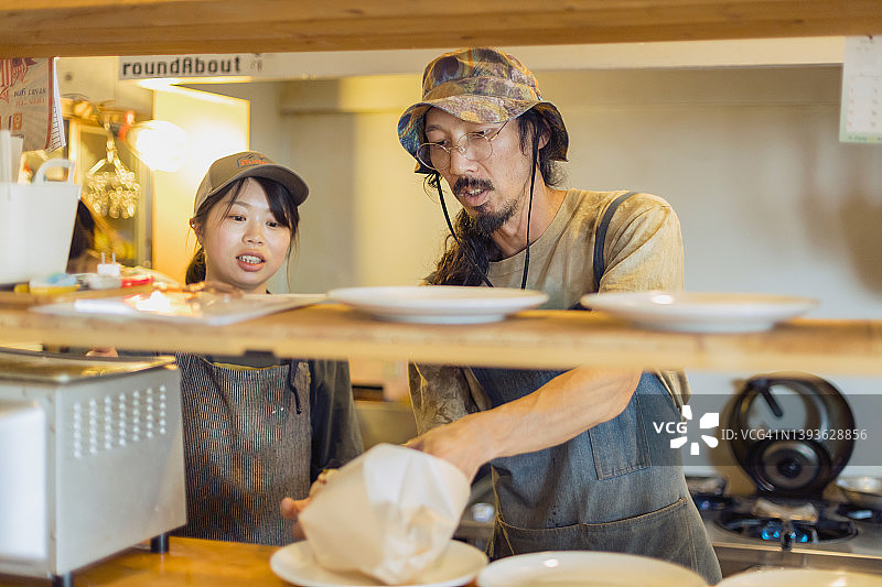 咖啡馆厨房里的厨师和他的员工图片素材