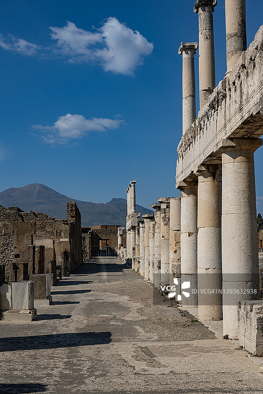从庞贝遗址看维苏威火山，意大利那不勒斯图片素材