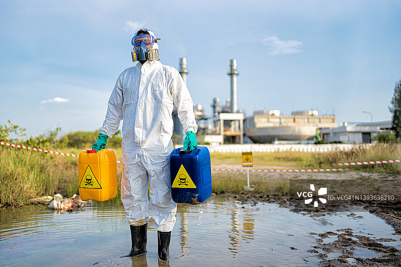 身穿辐射防护服的科学家在工业场所处理危险材料图片素材