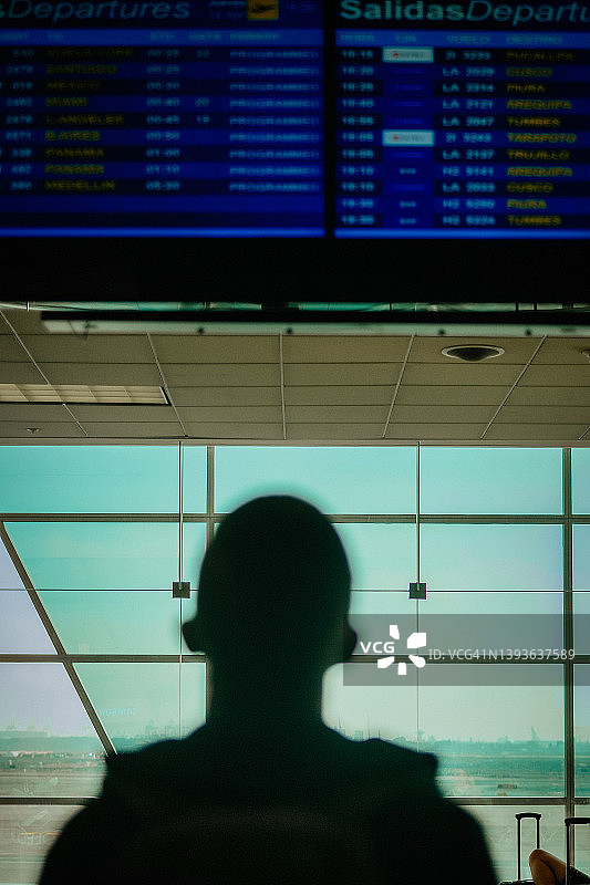 机场内，查看航班表的男人剪影图片素材