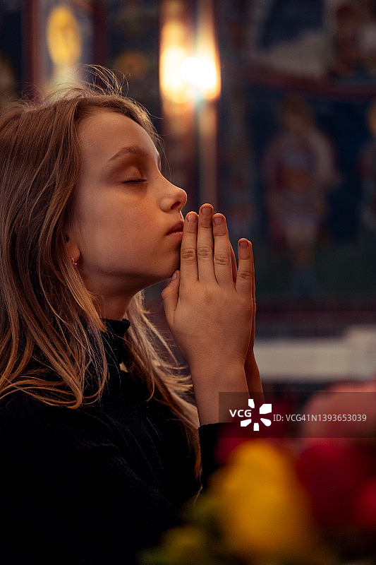 向上帝祈祷图片素材