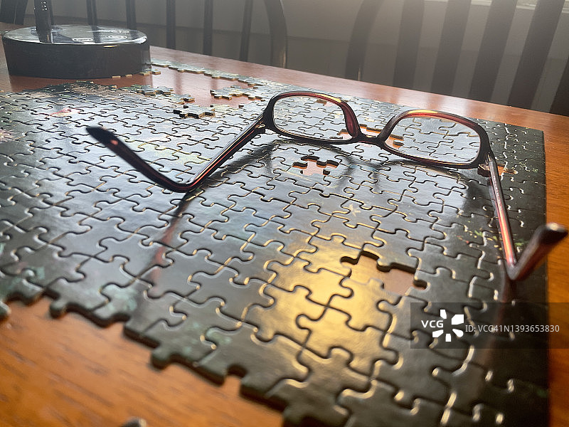 拼图上的眼镜图片素材