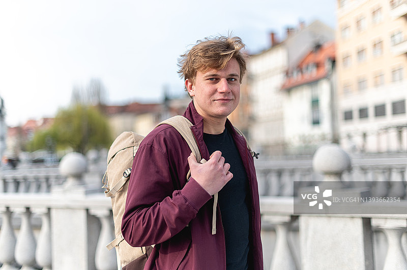 在老城区旅游的年轻背包客肖像图片素材