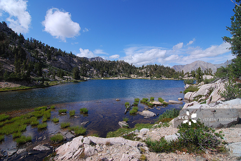 高山上的蓝色湖泊图片素材