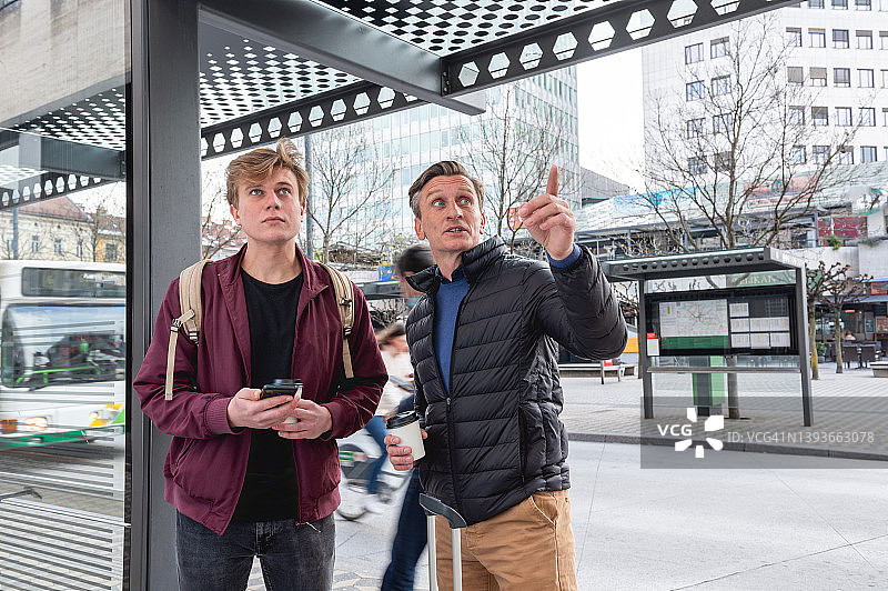 父子在公共汽车站等公共汽车图片素材