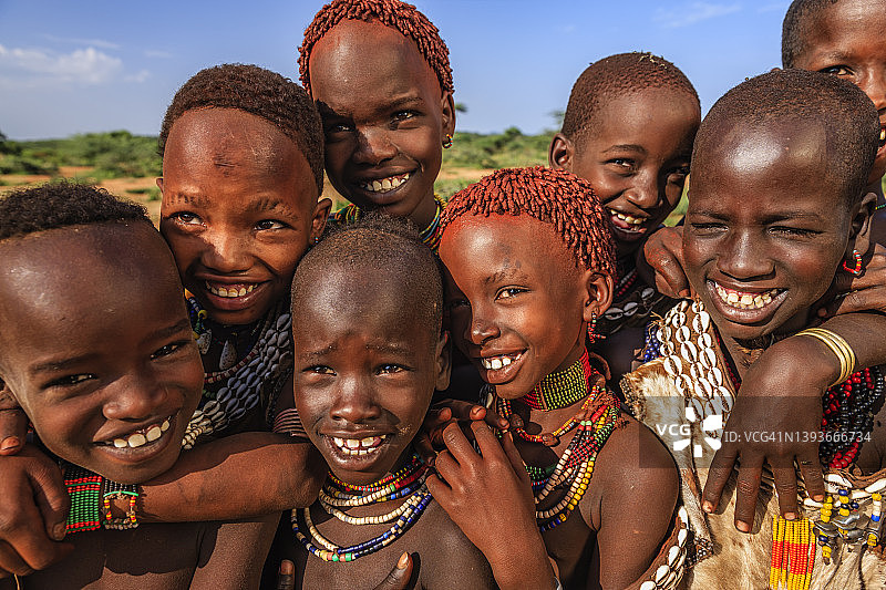 东非的一群快乐的非洲儿童图片素材