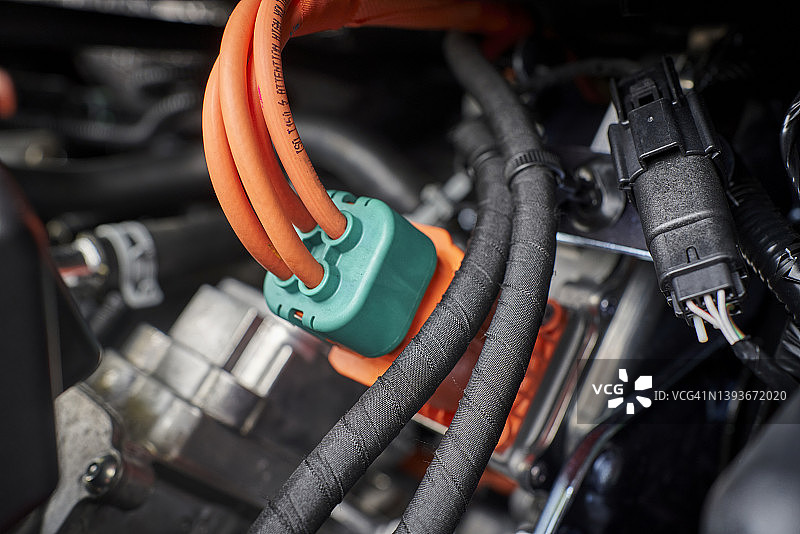 机修车间内现代汽车的电气系统和发动机部件特写图片素材