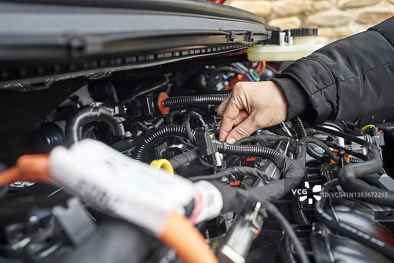 汽车电气系统维修技工：发动机零件全景图片素材