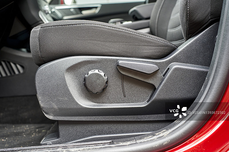 驾驶员座椅，用于调平座椅并将其移动到不同位置的手动杆系统视图。图片素材