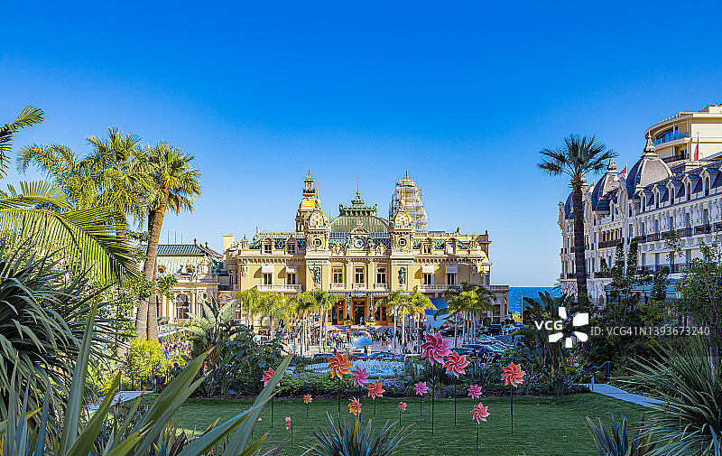 阳光明媚的蒙特卡洛大赌场及花园装饰，晴朗蓝天图片素材