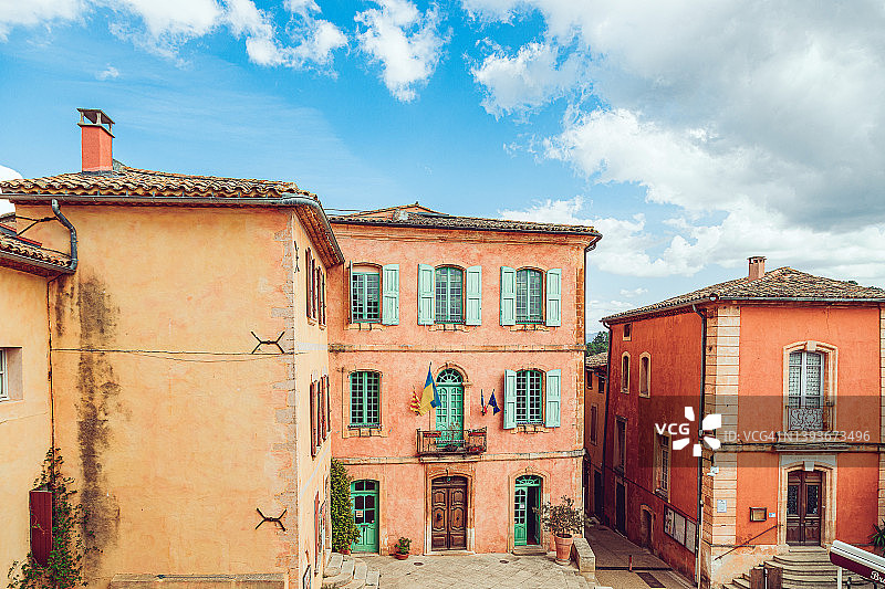 沃克吕兹鲁贝隆鲁西荣村庄历史建筑的暖色调与蓝天图片素材