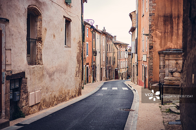 中世纪博尼约-历史村庄主要街道上的古老风化排屋图片素材
