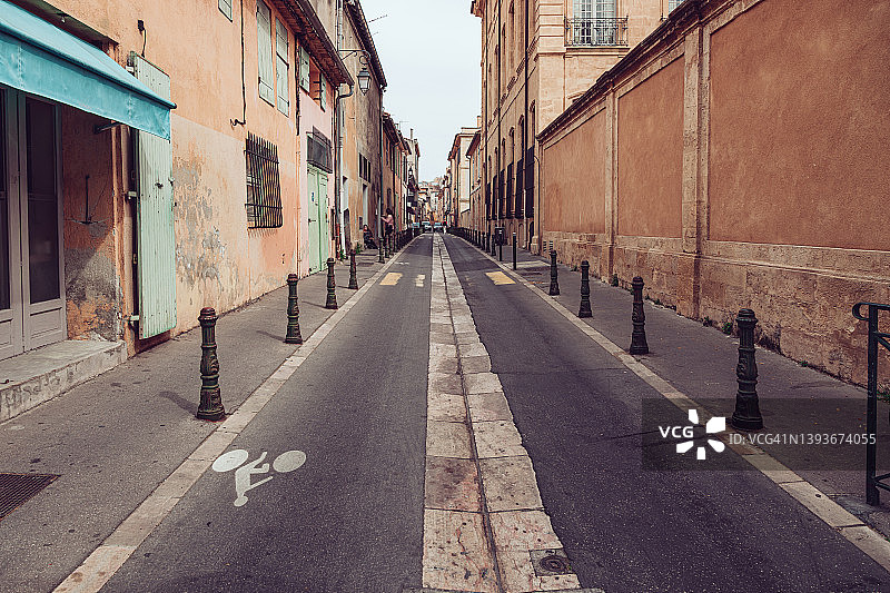 普罗旺斯地区艾克斯历史名镇的狭窄自行车道与中世纪石头建筑图片素材