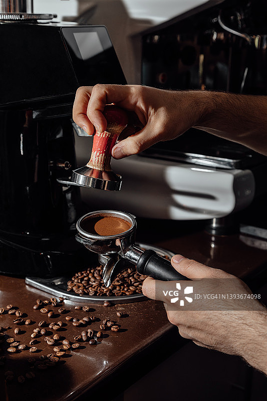 在咖啡店研磨咖啡豆的过程图片素材