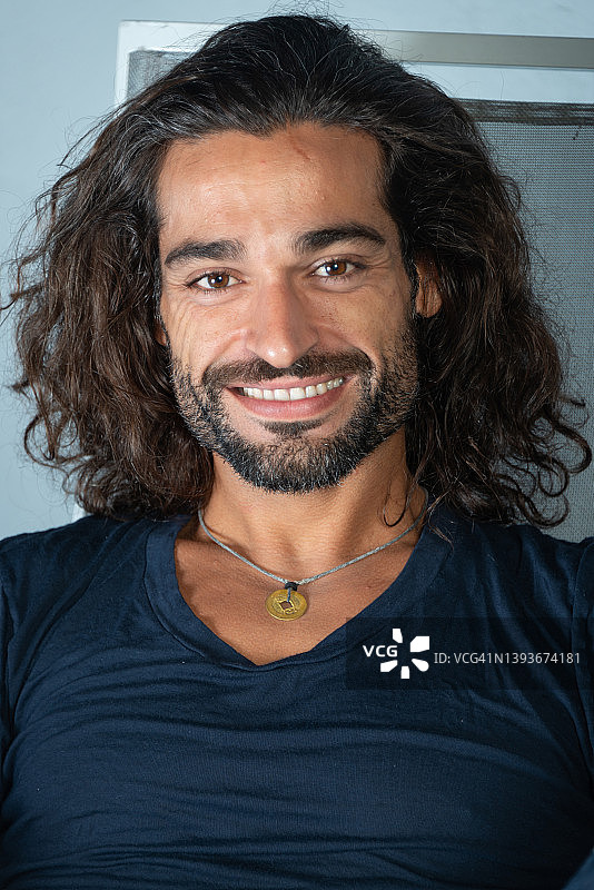 微笑的络腮胡中年男人看着镜头图片素材