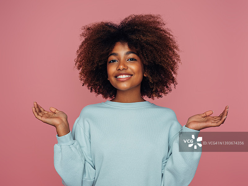 漂亮的卷发女孩图片素材
