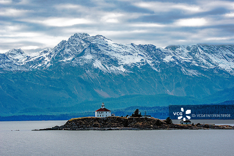 埃尔德雷德岩石灯塔，位于阿拉斯加州林恩运河附近的历史灯塔图片素材