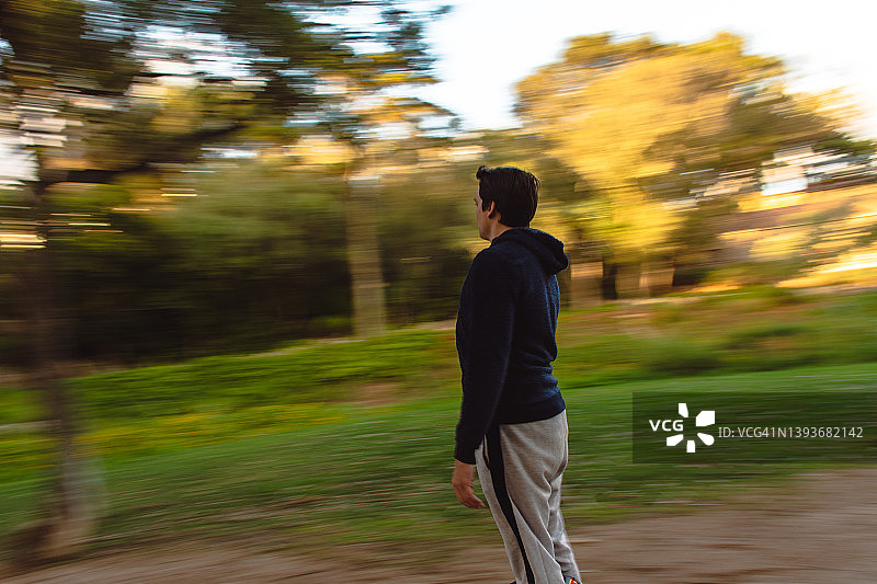 男人骑着电动独轮车在公园里兜风图片素材