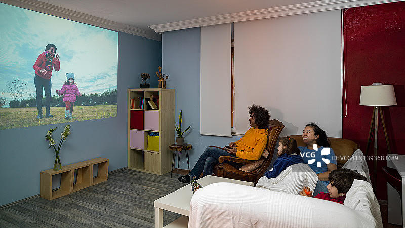 一家四口在大屏幕上看电影图片素材