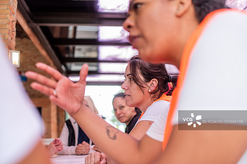 赛后足球运动员交谈图片素材