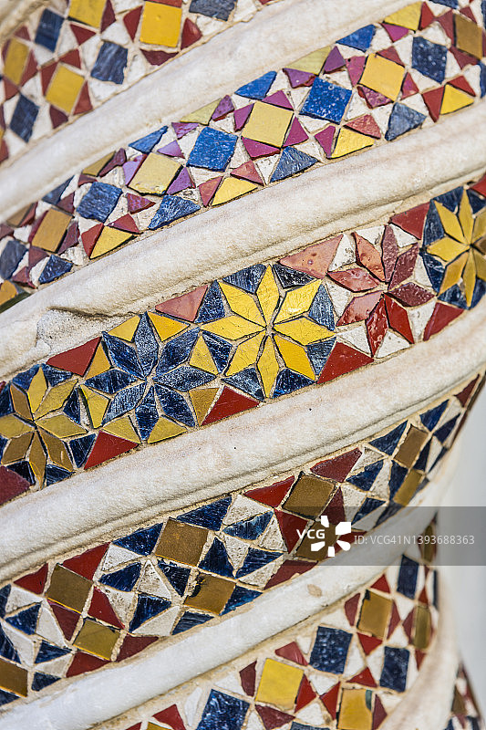 罗马圣保禄大殿科斯马特斯克回廊的螺旋柱细节图片素材