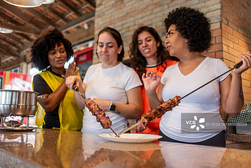 女子足球比赛后烧烤聚餐图片素材