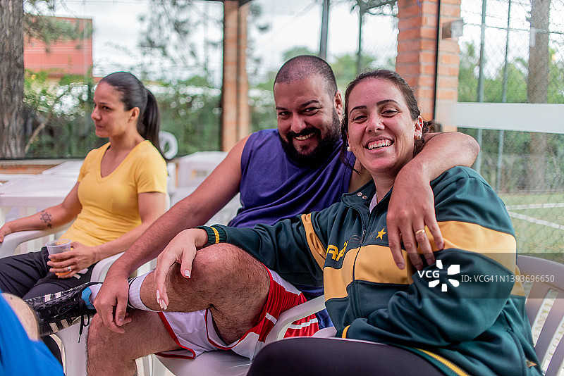 周末烧烤的情侣合影图片素材